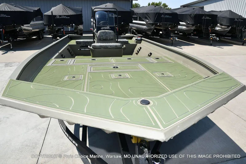 Slide: The Image of Tracker Grizzly 2072 CC 2026 - 25