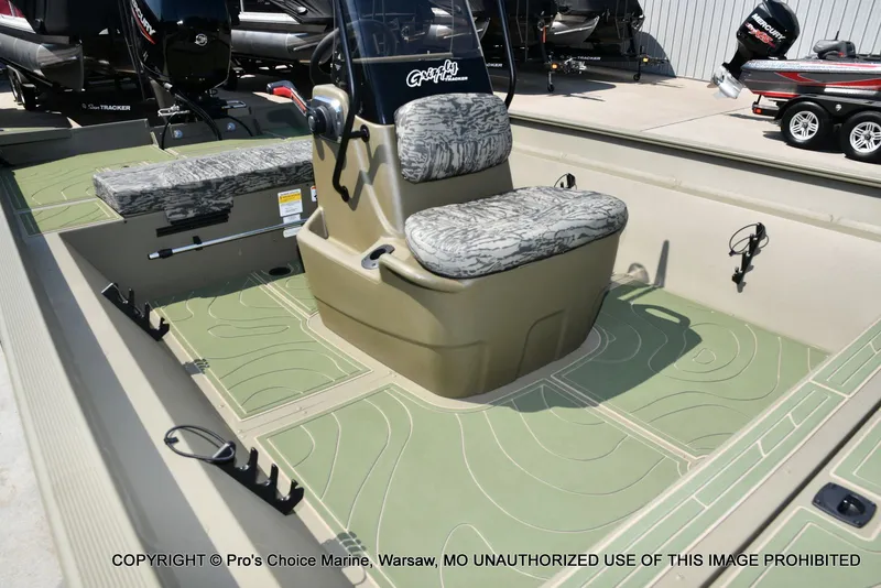 Slide: The Image of Tracker Grizzly 2072 CC 2026 - 26