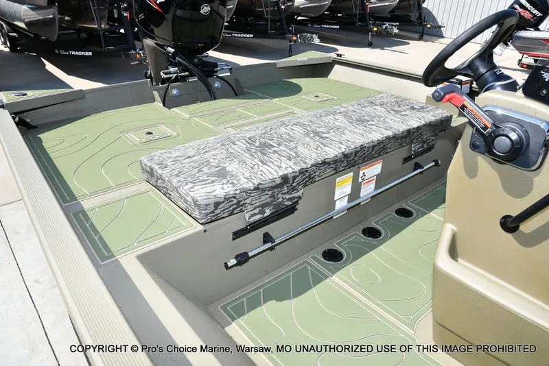 Slide: The Image of Tracker Grizzly 2072 CC 2026 - 28