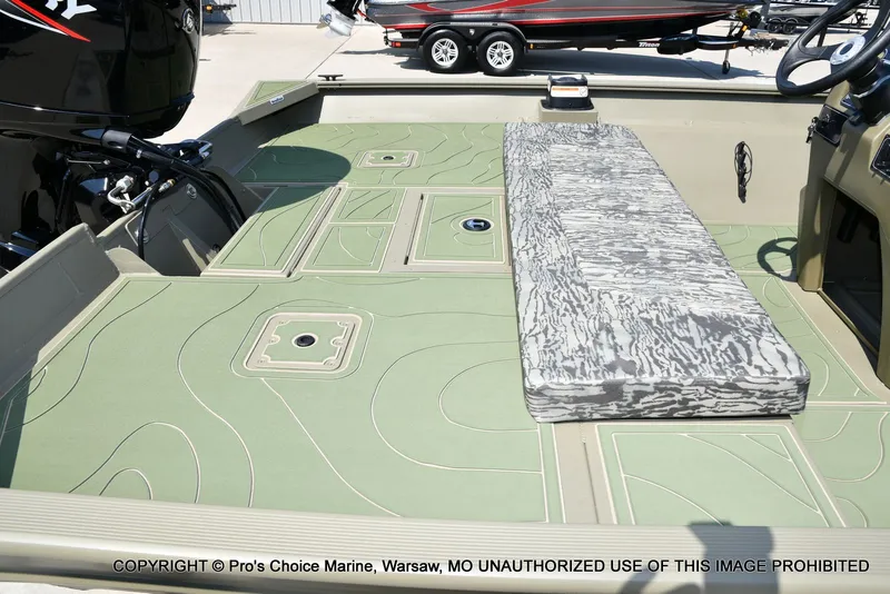 Slide: The Image of Tracker Grizzly 2072 CC 2026 - 29