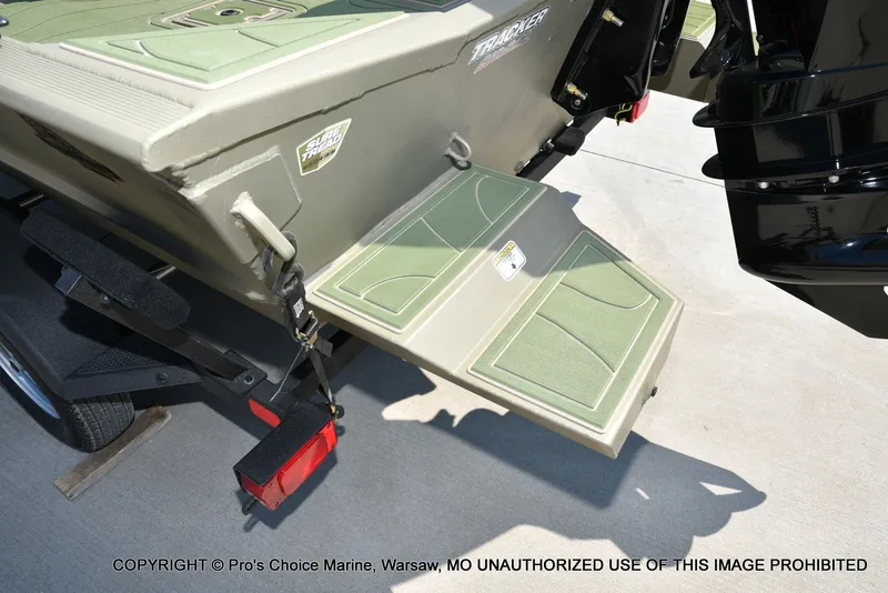 Slide: The Image of Tracker Grizzly 2072 CC 2026 - 30