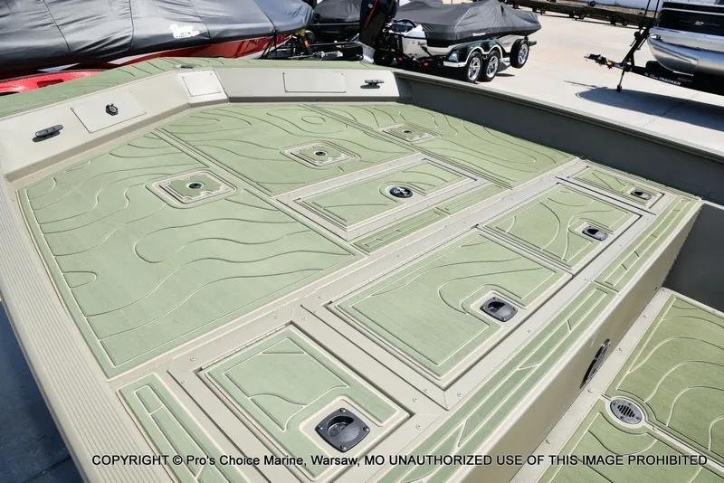 Slide: The Image of Tracker Grizzly 2072 CC 2026 - 33