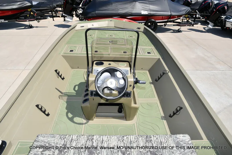 Slide: The Image of Tracker Grizzly 2072 CC 2026 - 34