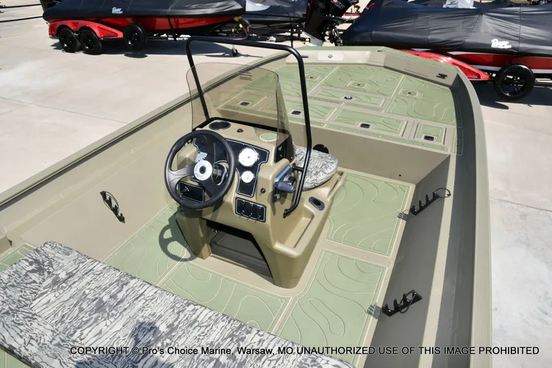 Slide: The Image of Tracker Grizzly 2072 CC 2026 - 35