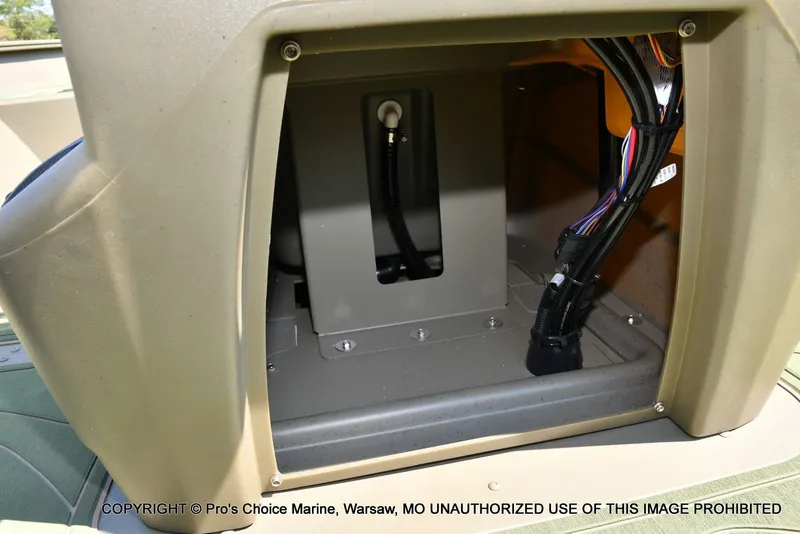 Slide: The Image of Tracker Grizzly 2072 CC 2026 - 36