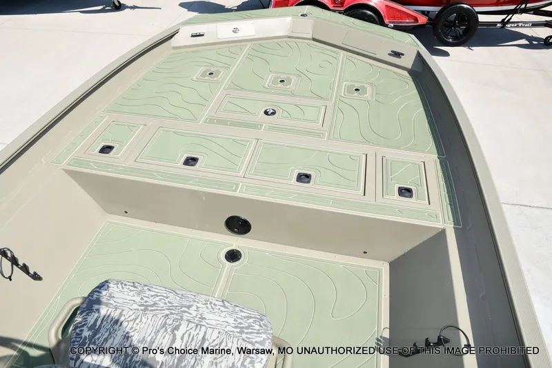 Slide: The Image of Tracker Grizzly 2072 CC 2026 - 37