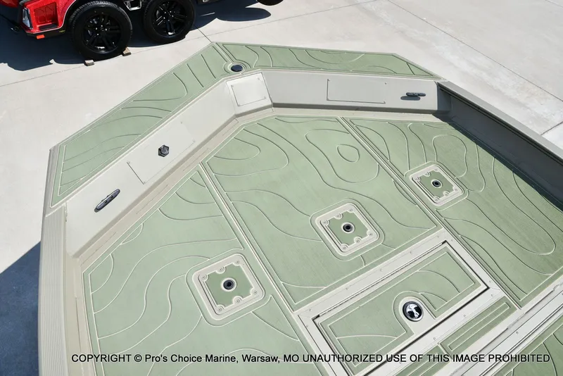 Slide: The Image of Tracker Grizzly 2072 CC 2026 - 38