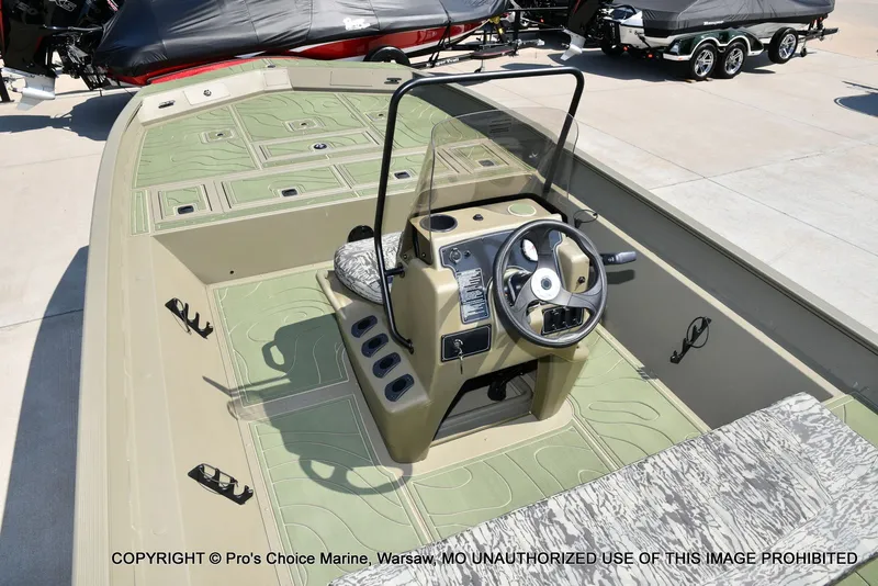 Slide: The Image of Tracker Grizzly 2072 CC 2026 - 4