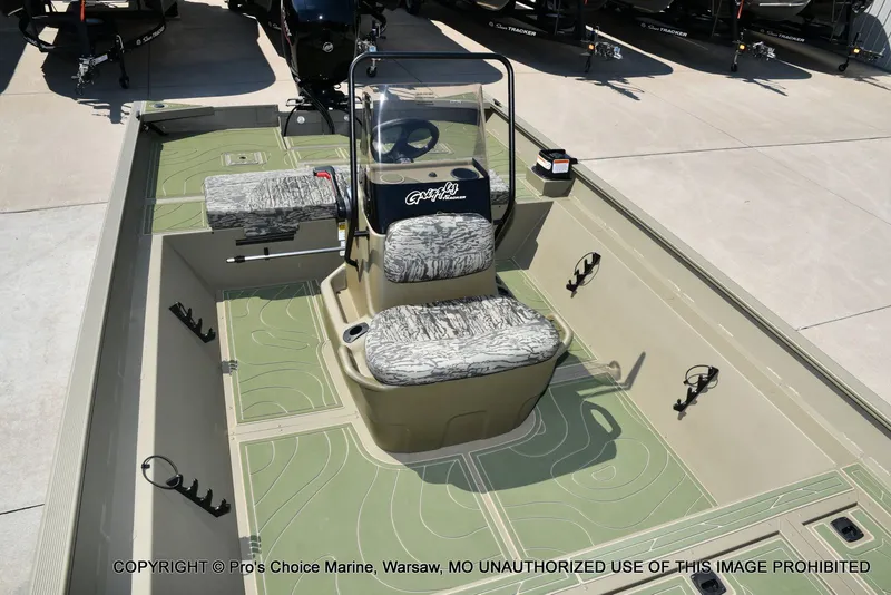 Slide: The Image of Tracker Grizzly 2072 CC 2026 - 41