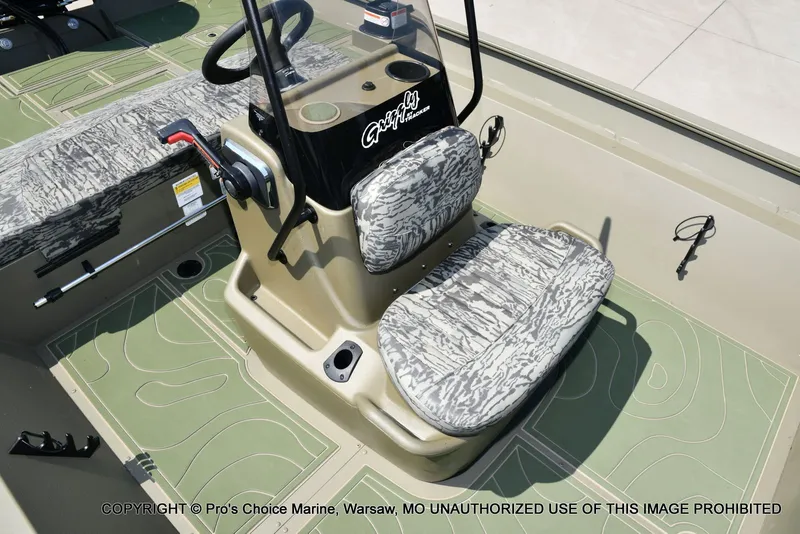 Slide: The Image of Tracker Grizzly 2072 CC 2026 - 42