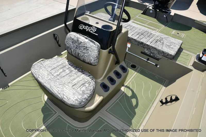 Slide: The Image of Tracker Grizzly 2072 CC 2026 - 43