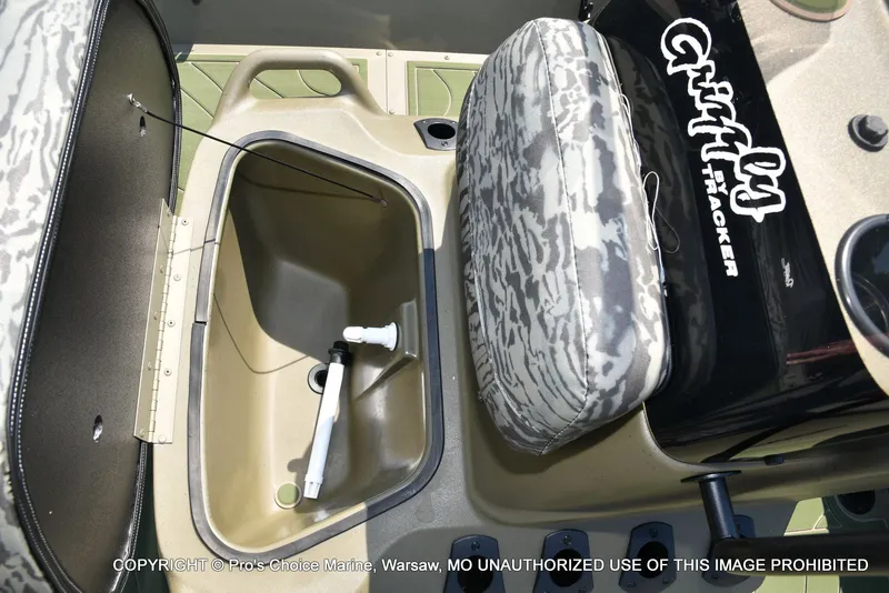 Slide: The Image of Tracker Grizzly 2072 CC 2026 - 44