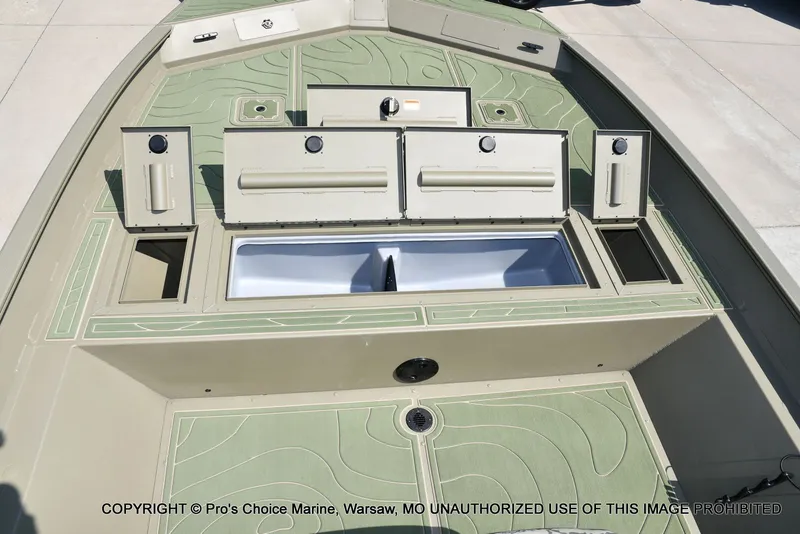 Slide: The Image of Tracker Grizzly 2072 CC 2026 - 45