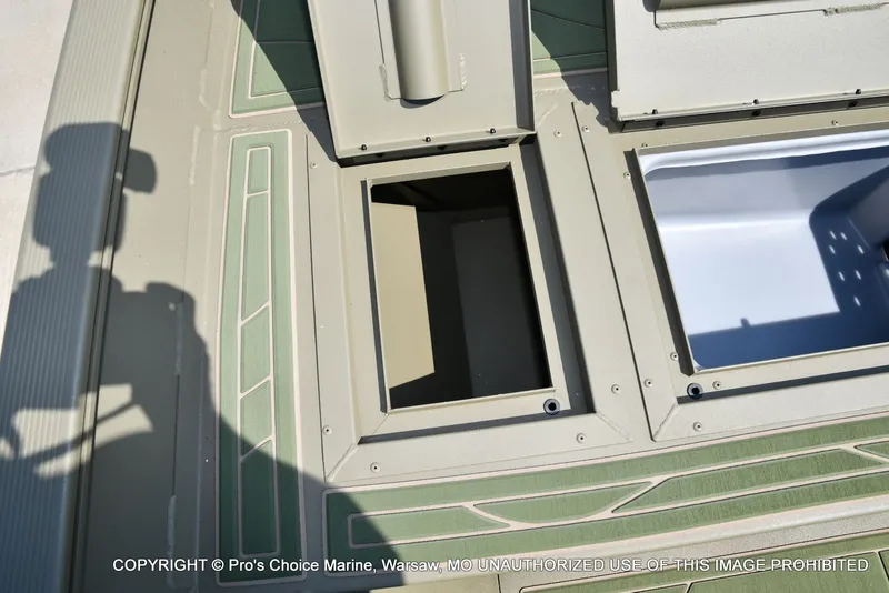 Slide: The Image of Tracker Grizzly 2072 CC 2026 - 46