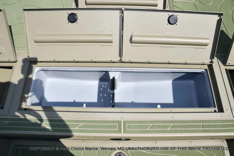 Slide: The Image of Tracker Grizzly 2072 CC 2026 - 47