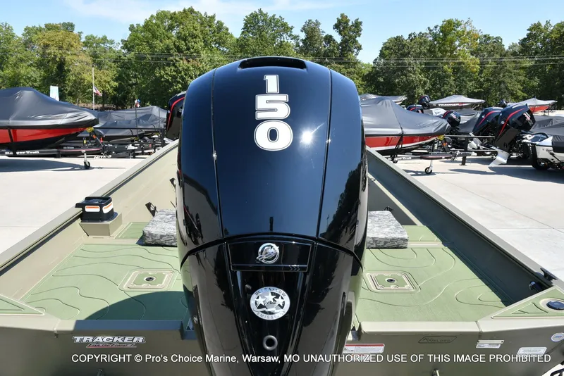 Slide: The Image of Tracker Grizzly 2072 CC 2026 - 5