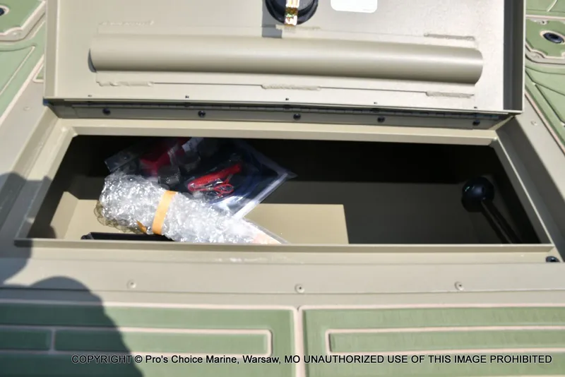 Slide: The Image of Tracker Grizzly 2072 CC 2026 - 52