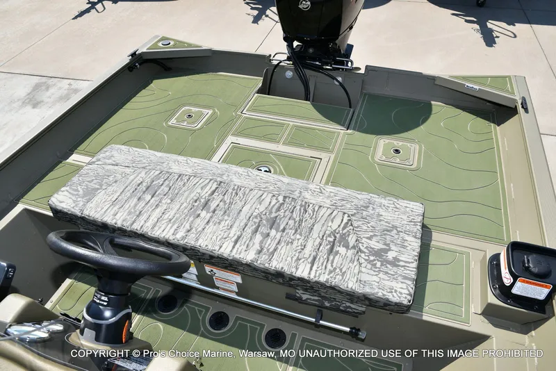 Slide: The Image of Tracker Grizzly 2072 CC 2026 - 53