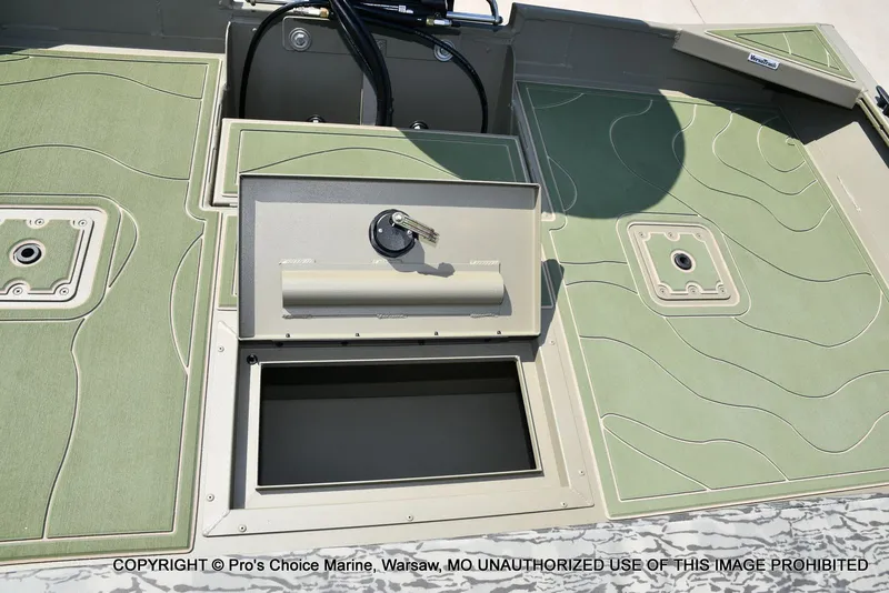 Slide: The Image of Tracker Grizzly 2072 CC 2026 - 56