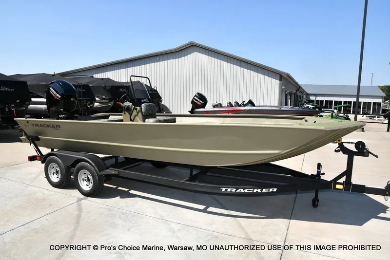 Slide: The Image of Tracker Grizzly 2072 CC 2026 - 58