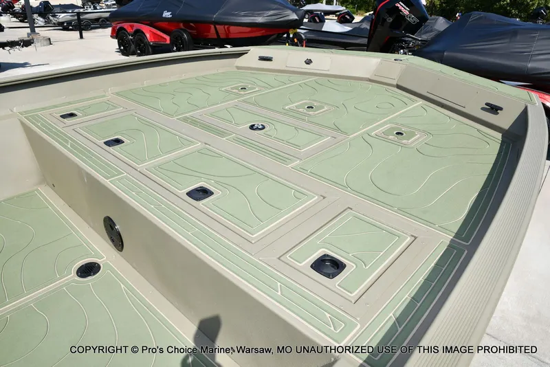 Slide: The Image of Tracker Grizzly 2072 CC 2026 - 6