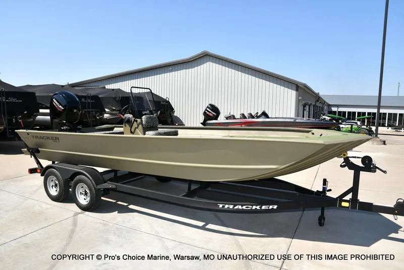 Slide: The Image of Tracker Grizzly 2072 CC 2026 - 60