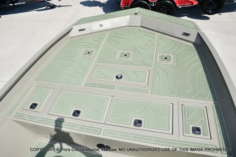 Slide: The Image of Tracker Grizzly 2072 CC 2026 - 63