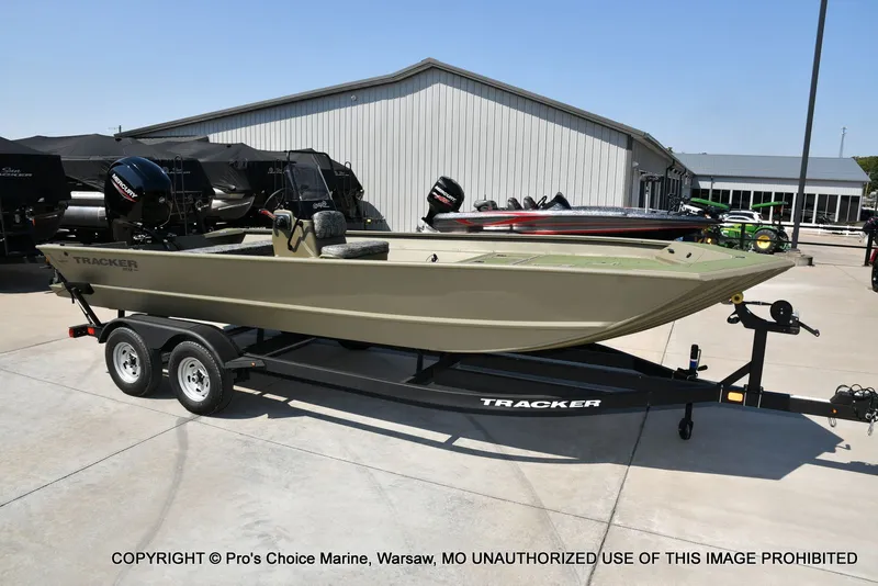 Slide: The Image of Tracker Grizzly 2072 CC 2026 - 64