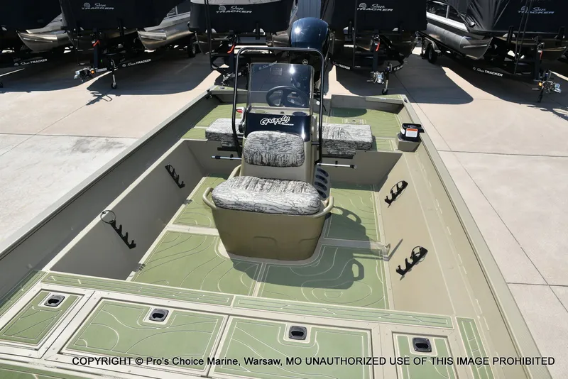 Slide: The Image of Tracker Grizzly 2072 CC 2026 - 7