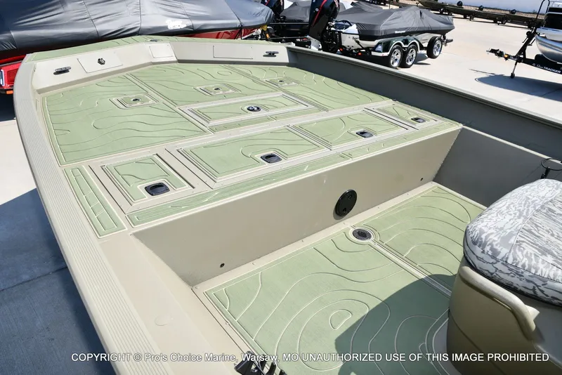 Slide: The Image of Tracker Grizzly 2072 CC 2026 - 8