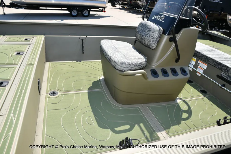 Slide: The Image of Tracker Grizzly 2072 CC 2026 - 9