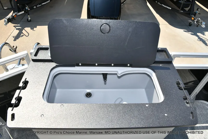 Slide: The Image of Sun Tracker FISHIN' BARGE 22 DLX w/150HP Mercury 4 Stroke 2026 - 51