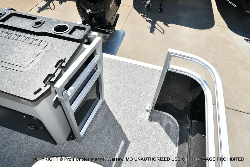 Slide: The Image of Sun Tracker FISHIN' BARGE 22 DLX w/150HP Mercury 4 Stroke 2026 - 57