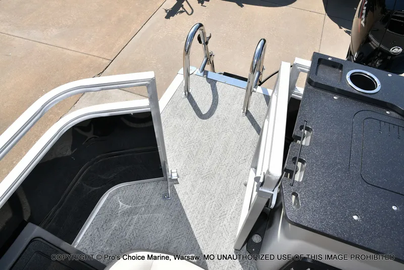 Slide: The Image of Sun Tracker FISHIN' BARGE 22 DLX w/150HP Mercury 4 Stroke 2026 - 62