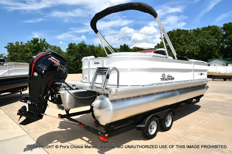 Slide: The Image of Sun Tracker Party Barge 22 DLX STORM DAMAGE DISCOUNT 2026 - 19