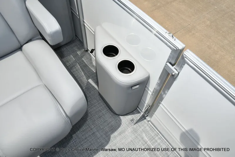 Slide: The Image of Sun Tracker Party Barge 22 DLX STORM DAMAGE DISCOUNT 2026 - 31