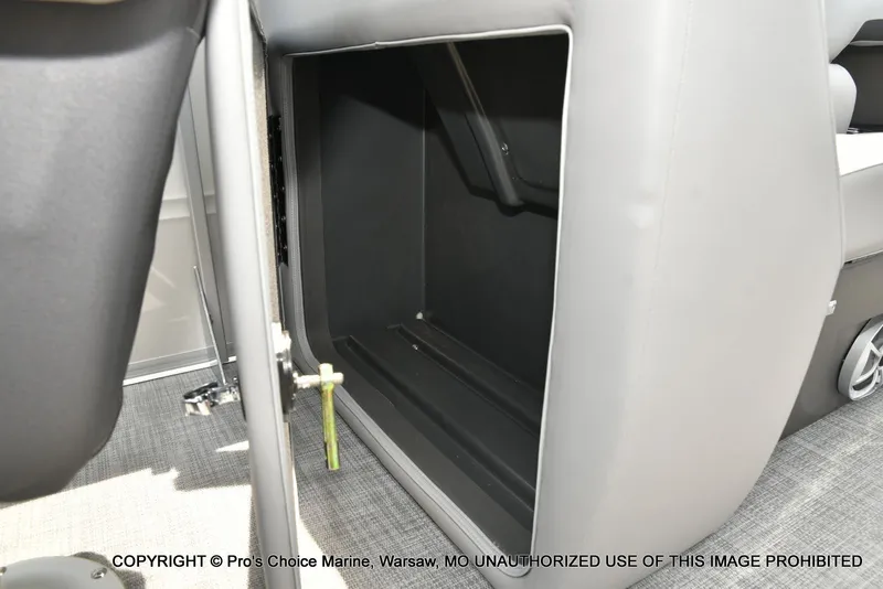 Slide: The Image of Sun Tracker Party Barge 22 DLX STORM DAMAGE DISCOUNT 2026 - 37