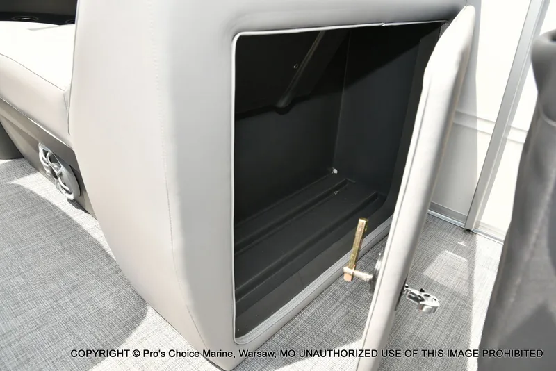 Slide: The Image of Sun Tracker Party Barge 22 DLX STORM DAMAGE DISCOUNT 2026 - 38