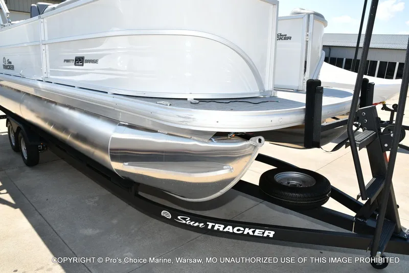 Slide: The Image of Sun Tracker Party Barge 22 DLX STORM DAMAGE DISCOUNT 2026 - 5