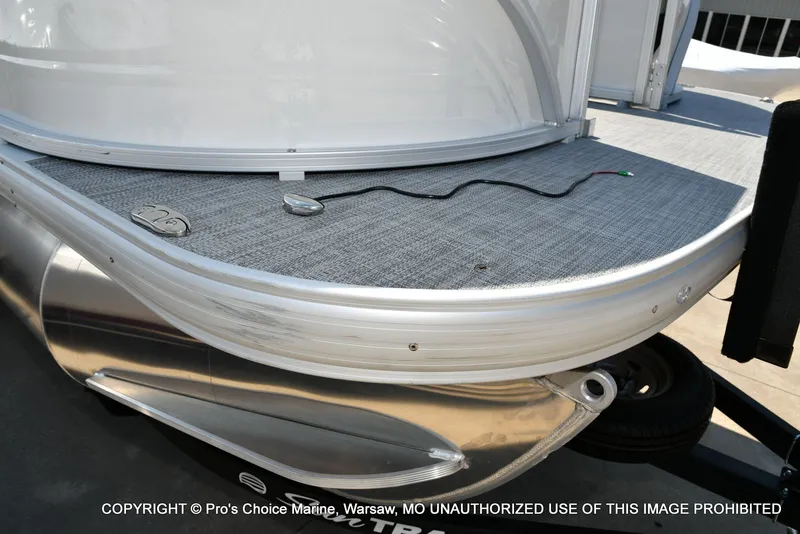 Slide: The Image of Sun Tracker Party Barge 22 DLX STORM DAMAGE DISCOUNT 2026 - 6