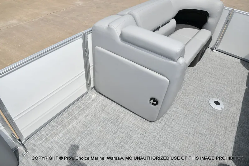 Slide: The Image of Sun Tracker Party Barge 22 DLX STORM DAMAGE DISCOUNT 2026 - 62