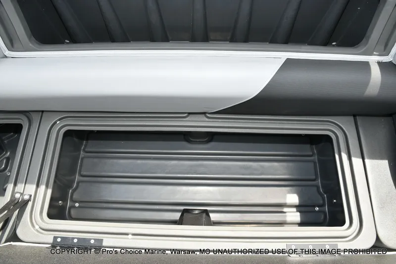 Slide: The Image of Sun Tracker Party Barge 22 DLX STORM DAMAGE DISCOUNT 2026 - 67