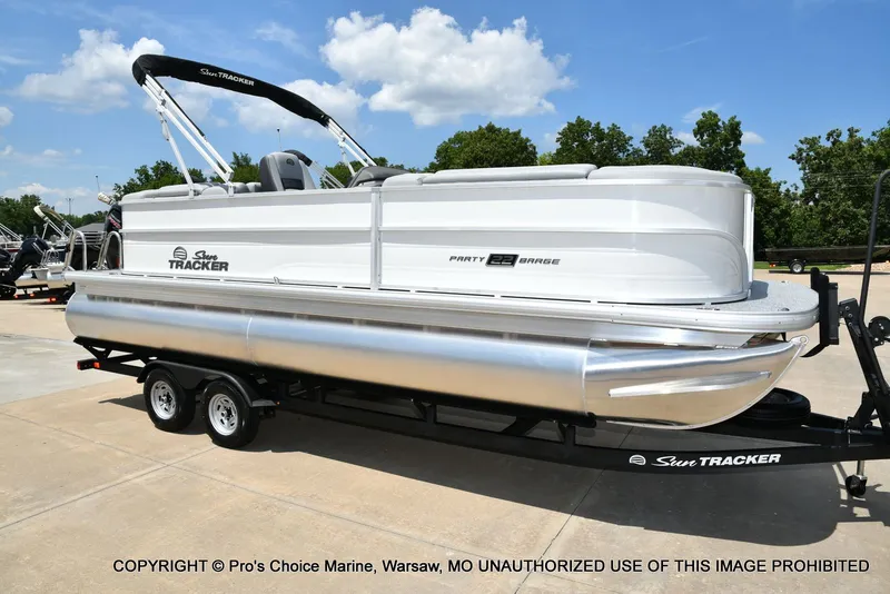 Slide: The Image of Sun Tracker Party Barge 22 DLX STORM DAMAGE DISCOUNT 2026 - 77
