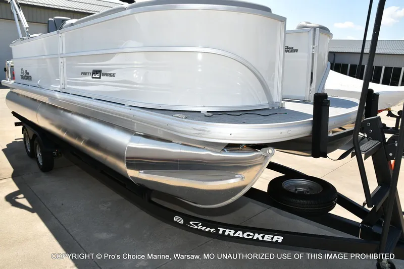 Slide: The Image of Sun Tracker Party Barge 22 DLX STORM DAMAGE DISCOUNT 2026 - 87