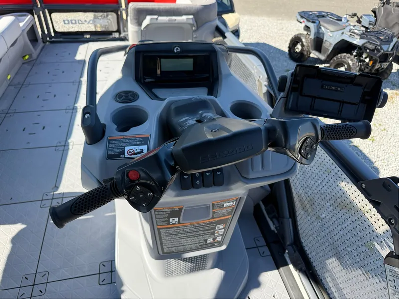 Slide: The Image of Sea-Doo Switch Cruise 21 - 230 HP 2022 - 6