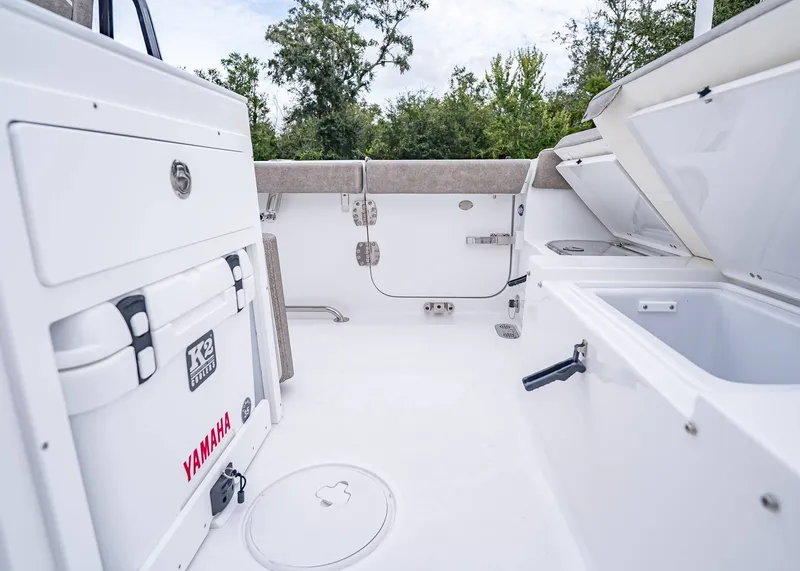 Slide: The Image of Sea Hunt Ultra 265 SE 2026 - 10