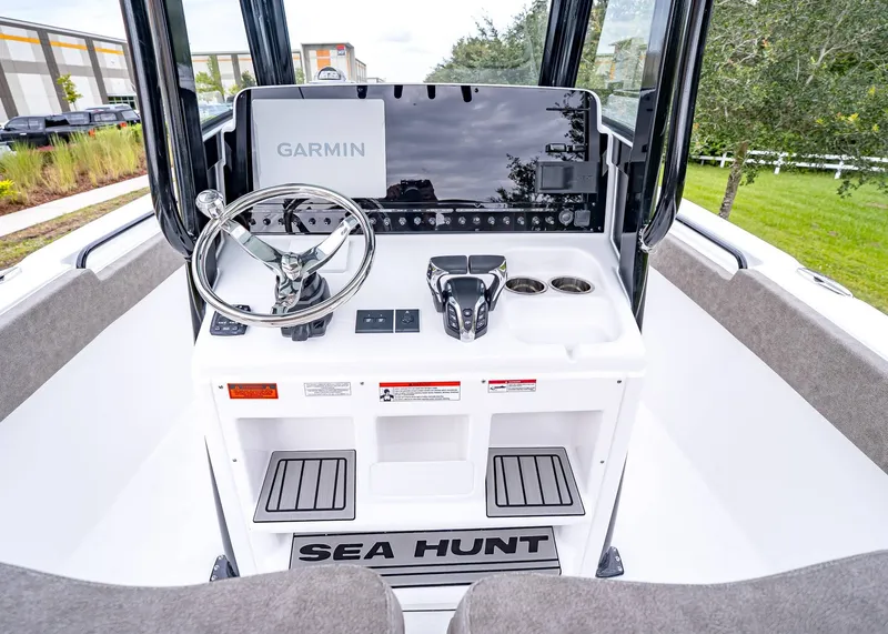 Slide: The Image of Sea Hunt Ultra 265 SE 2026 - 18