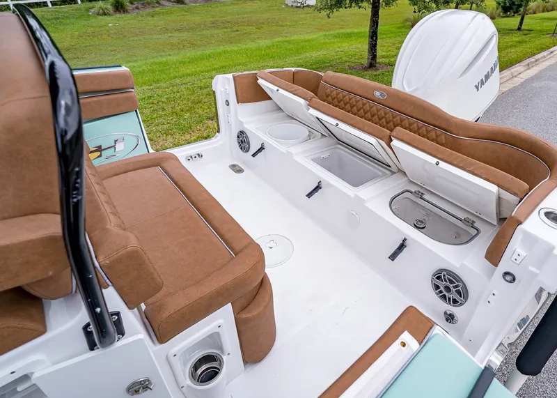 Slide: The Image of Sea Hunt Ultra 255 SE 2026 - 10