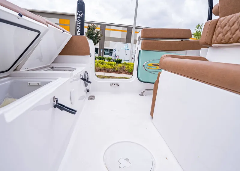 Slide: The Image of Sea Hunt Ultra 255 SE 2026 - 11