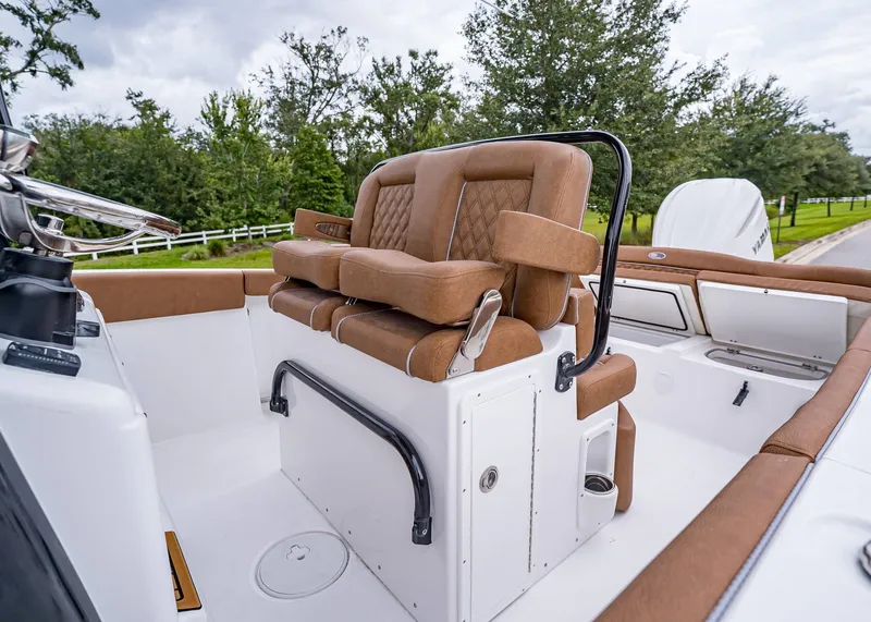 Slide: The Image of Sea Hunt Ultra 255 SE 2026 - 18